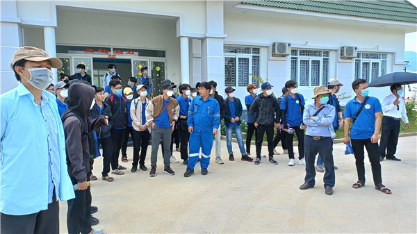 Sinh viên Ngành Kỹ thuật điện tham quan thực tế nhà Máy điện Gió và Điện mặt trời