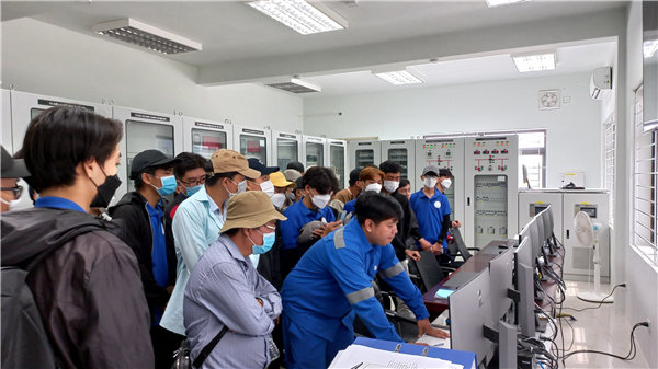 Sinh viên Ngành Kỹ thuật điện tham quan thực tế nhà Máy điện Gió và Điện mặt trời