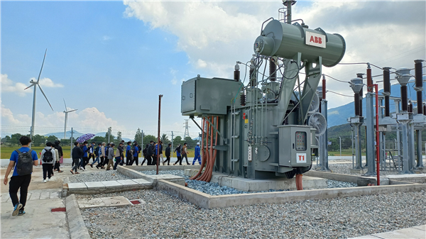 Sinh viên Ngành Kỹ thuật điện tham quan thực tế nhà Máy điện Gió và Điện mặt trời