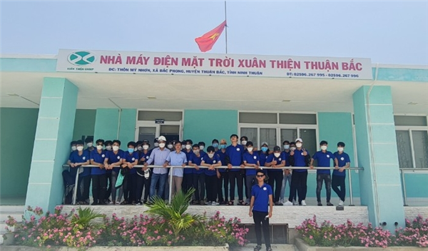 Sinh viên Ngành Kỹ thuật điện tham quan thực tế nhà Máy điện Gió và Điện mặt trời