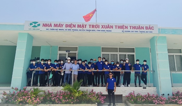 Sinh viên Ngành Kỹ thuật điện tham quan thực tế nhà Máy điện Gió và Điện mặt trời