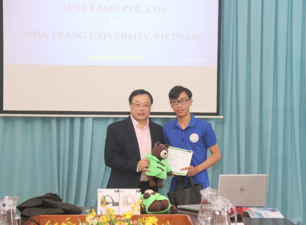Avnet và Trường Đại học Nha Trang trao giải thưởng cho sinh viên có phát minh sáng tạo
