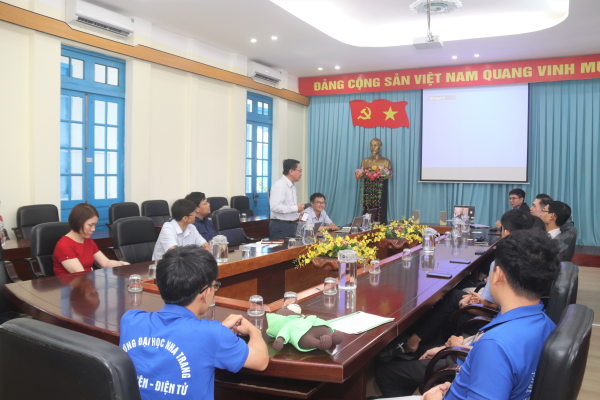 Avnet và Trường Đại học Nha Trang trao giải thưởng cho sinh viên có phát minh sáng tạo