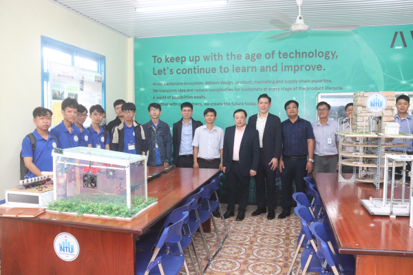 Avnet và Trường Đại học Nha Trang trao giải thưởng cho sinh viên có phát minh sáng tạo