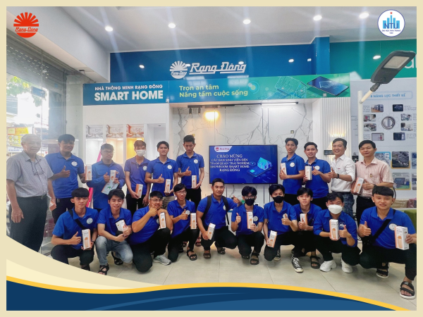 Sinh viên Khoa Điện - Điện tử, Đại học Nha Trang tham quan, trải nghiệm tại showroom Nhà thông minh – Công ty Rạng Đông