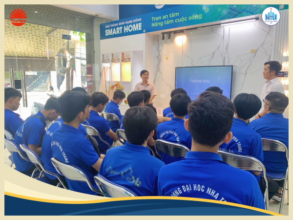 Sinh viên Khoa Điện - Điện tử, Đại học Nha Trang tham quan, trải nghiệm tại showroom Nhà thông minh – Công ty Rạng Đông