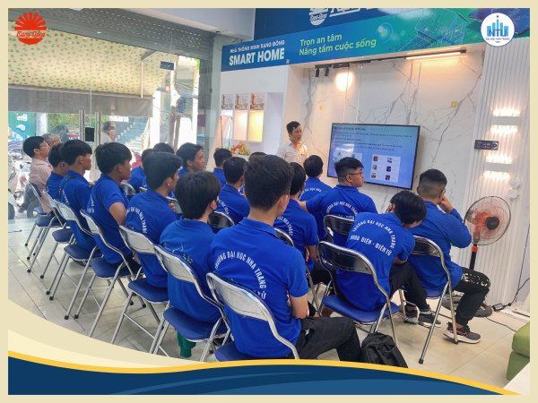 Sinh viên Khoa Điện - Điện tử, Đại học Nha Trang tham quan, trải nghiệm tại showroom Nhà thông minh – Công ty Rạng Đông