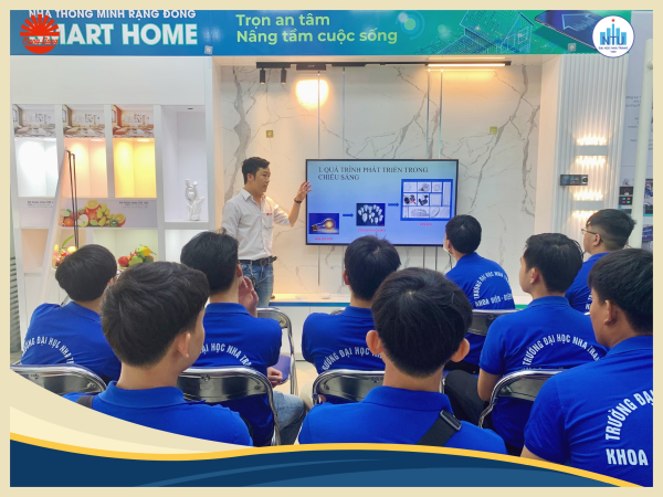 Sinh viên Khoa Điện - Điện tử, Đại học Nha Trang tham quan, trải nghiệm tại showroom Nhà thông minh – Công ty Rạng Đông