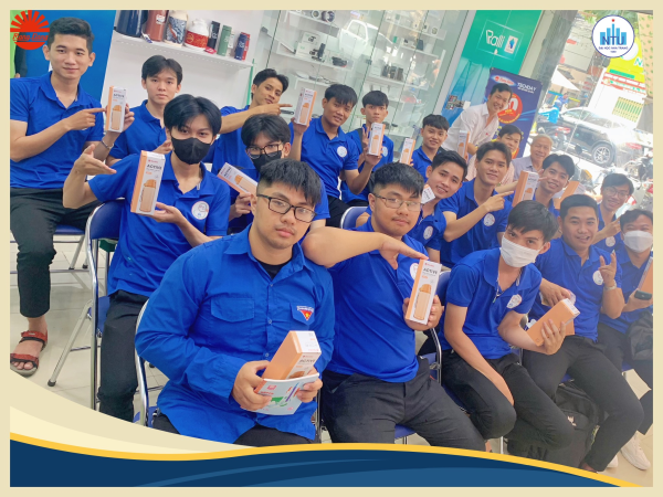 Sinh viên Khoa Điện - Điện tử, Đại học Nha Trang tham quan, trải nghiệm tại showroom Nhà thông minh – Công ty Rạng Đông