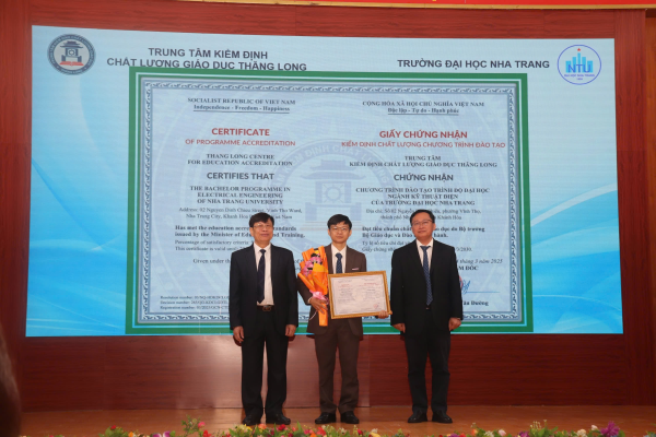 Khoa Điện - Điện tử vinh dự được vinh danh tại buổi chào cờ quý II/2025