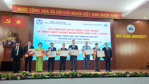 Khoa Điện - Điện tử vinh dự được vinh danh tại buổi chào cờ quý II/2025